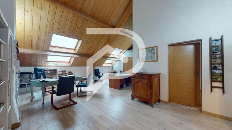 Maison - 696 m² - 12 pièces