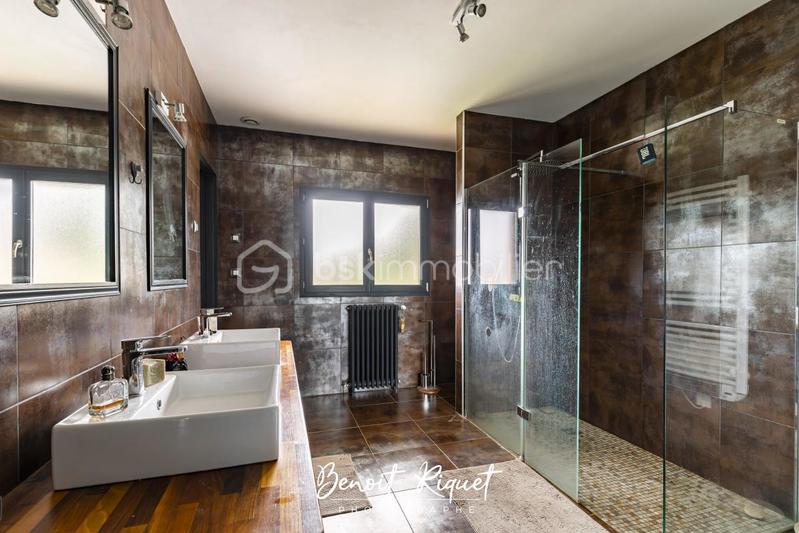 Propriété - 221 m² - 7 pièces