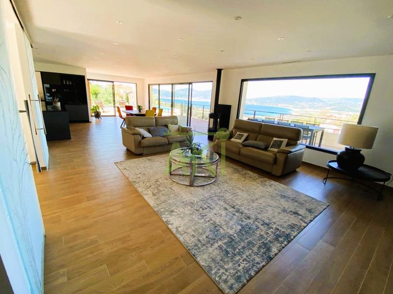 Maison contemporaine - 289 m² - 7 pièces