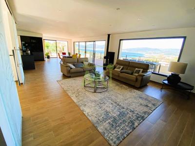 Maison contemporaine - 289 m² - 7 pièces