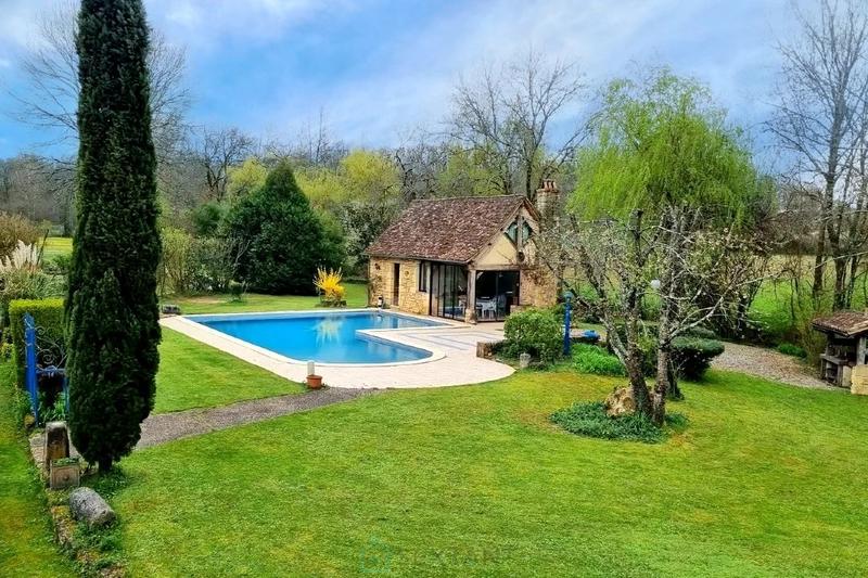 Maison - 360 m² - 19 pièces