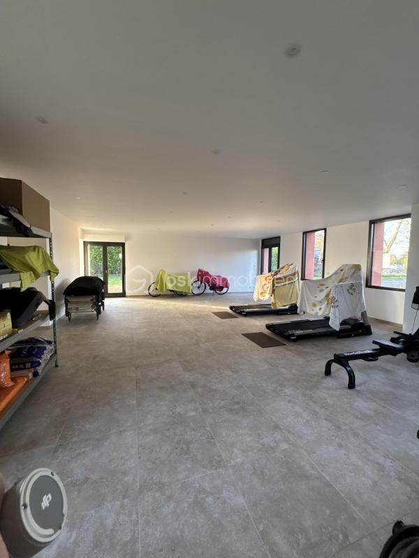 Maison - 460 m² - 12 pièces