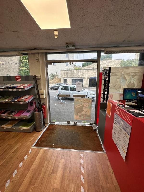 Local commercial - 130 m² - 4 pièces