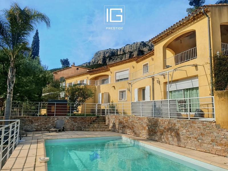 Maison - 311 m² - 10 pièces