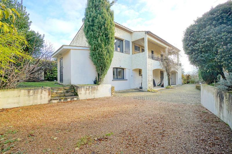 Maison - 180 m² - 9 pièces