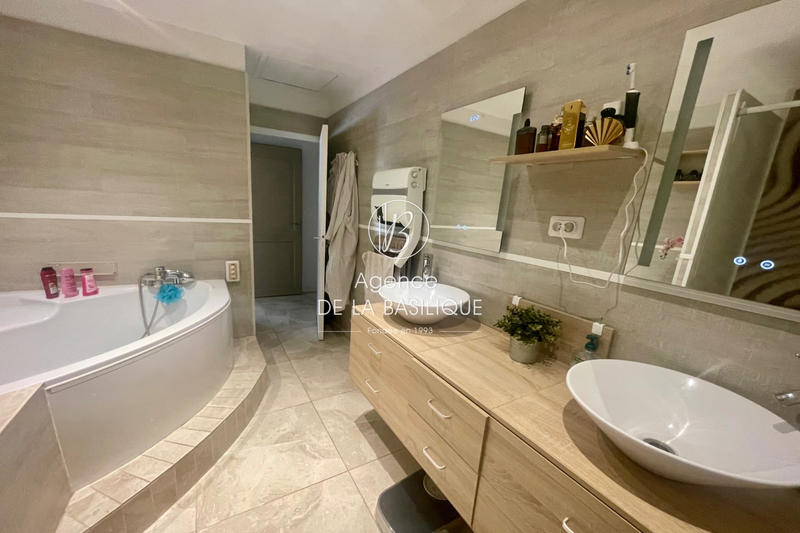 Maison - 296 m² - 4 pièces