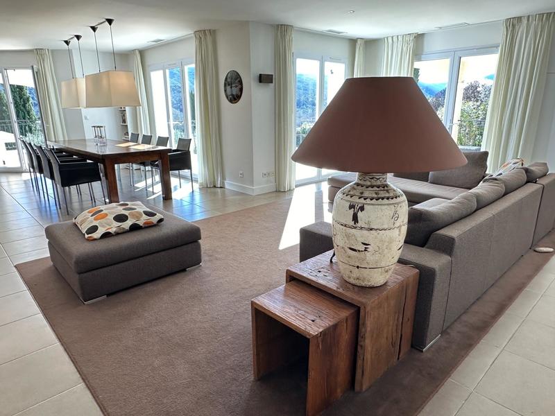 Maison - 212 m² - 6 pièces