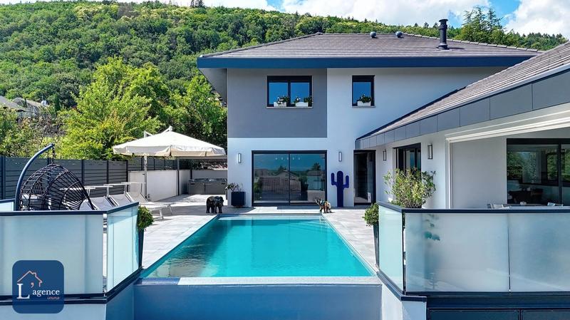 Maison - 304 m² - 8 pièces