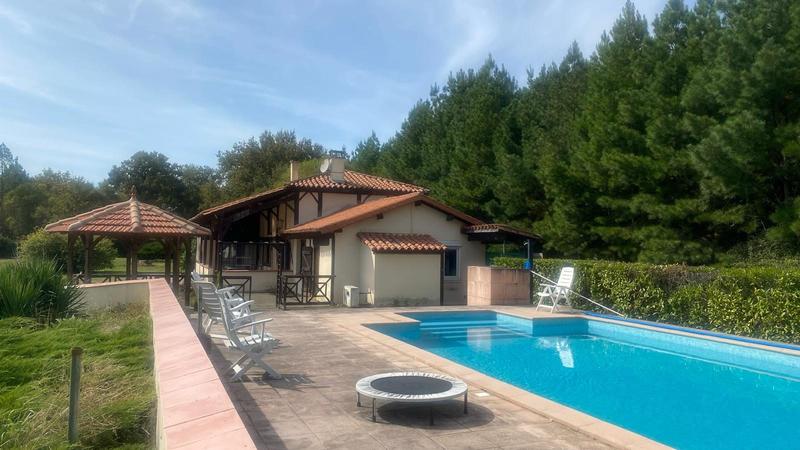 Maison - 245 m² - 9 pièces