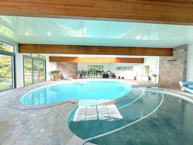 Maison - 245 m² - 8 pièces