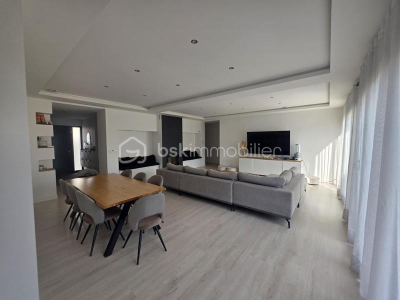 Maison - 240 m² - 6 pièces