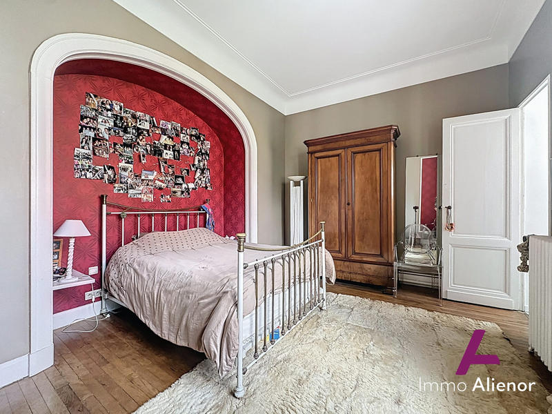 Maison - 221 m² - 8 pièces