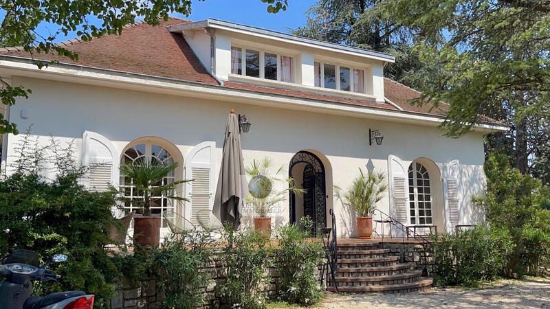 Maison - 342 m² - 9 pièces