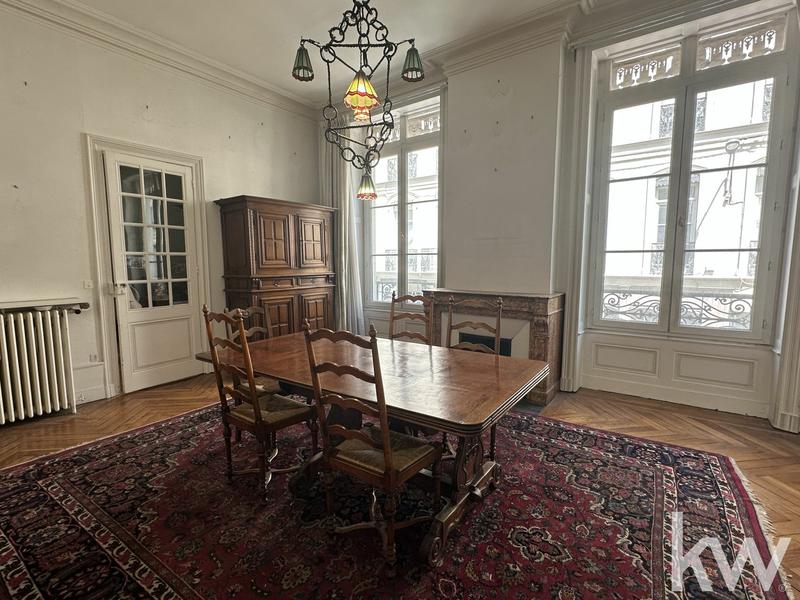 Appartement - 204 m² - 6 pièces