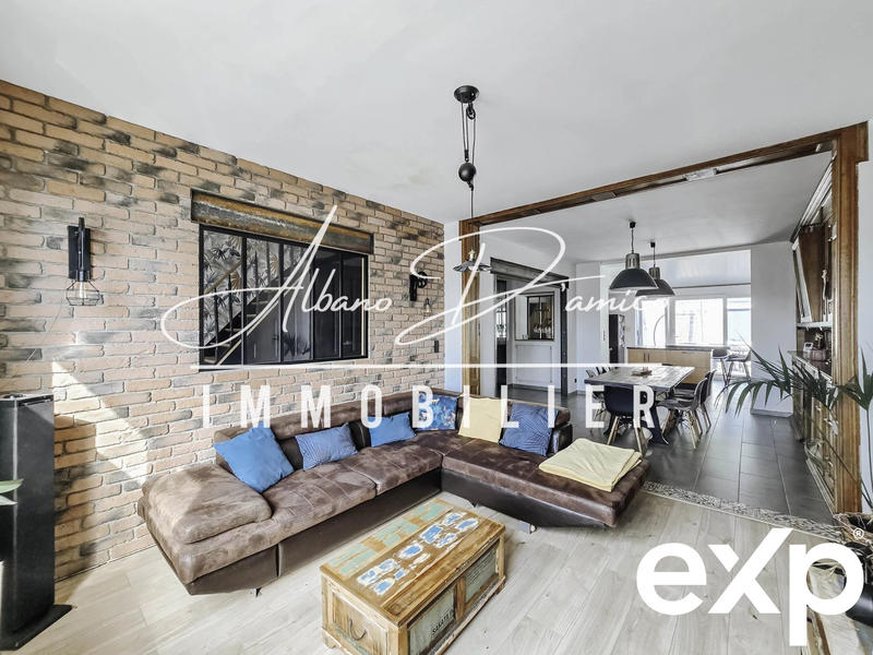 Maison - 208 m² - 9 pièces