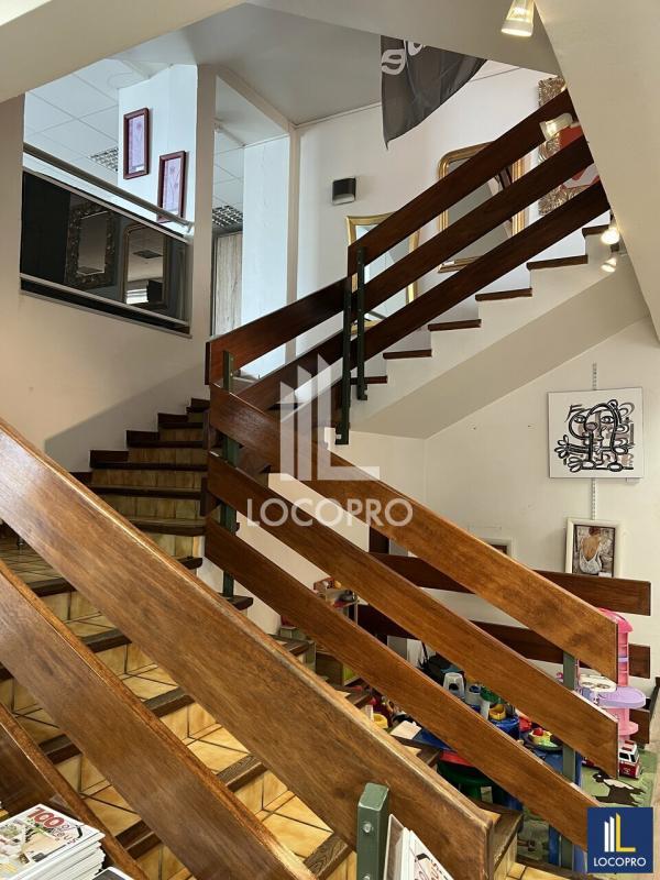 Local commercial - 1 500 m²