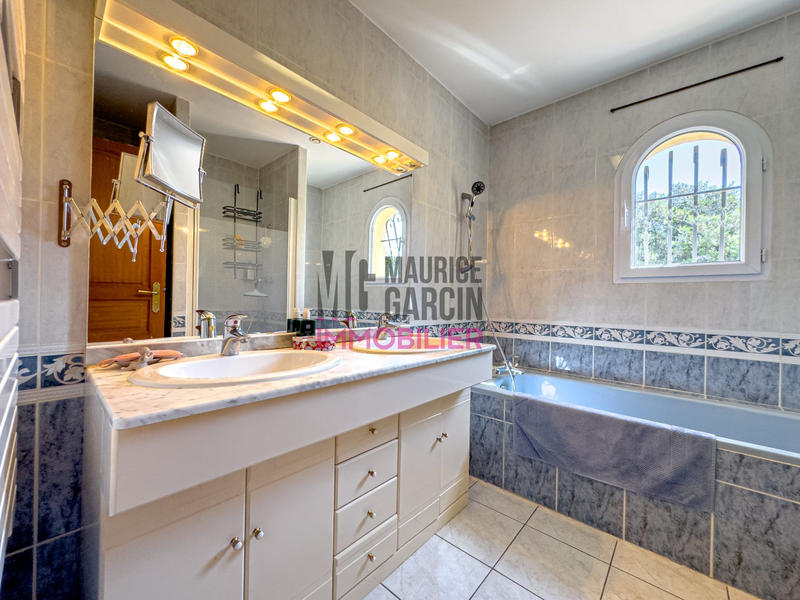 Maison - 200 m² - 8 pièces