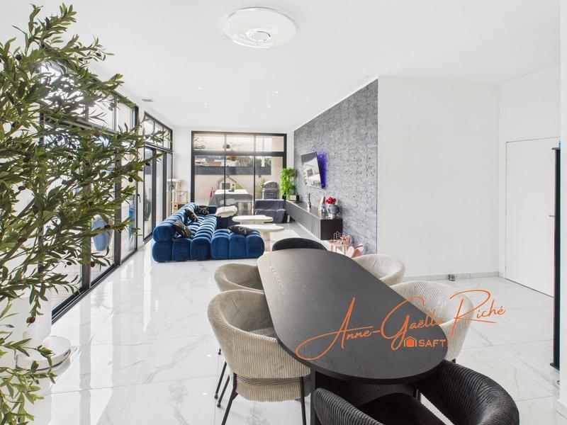 Maison - 210 m² - 6 pièces