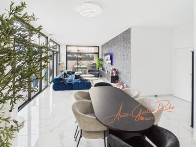 Maison - 210 m² - 6 pièces