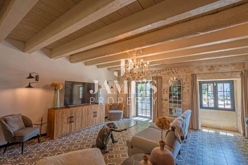 Maison - 420 m² - 8 pièces