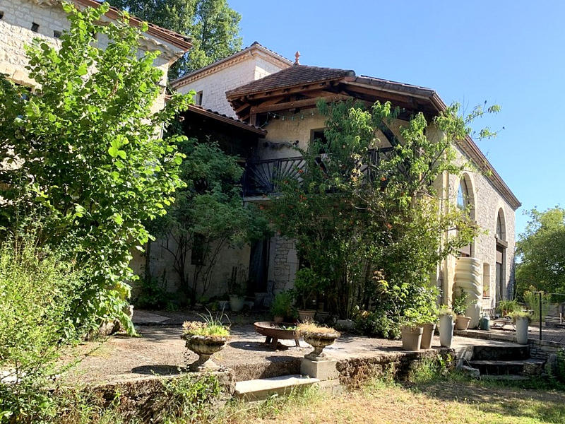 Maison - 420 m² - 18 pièces
