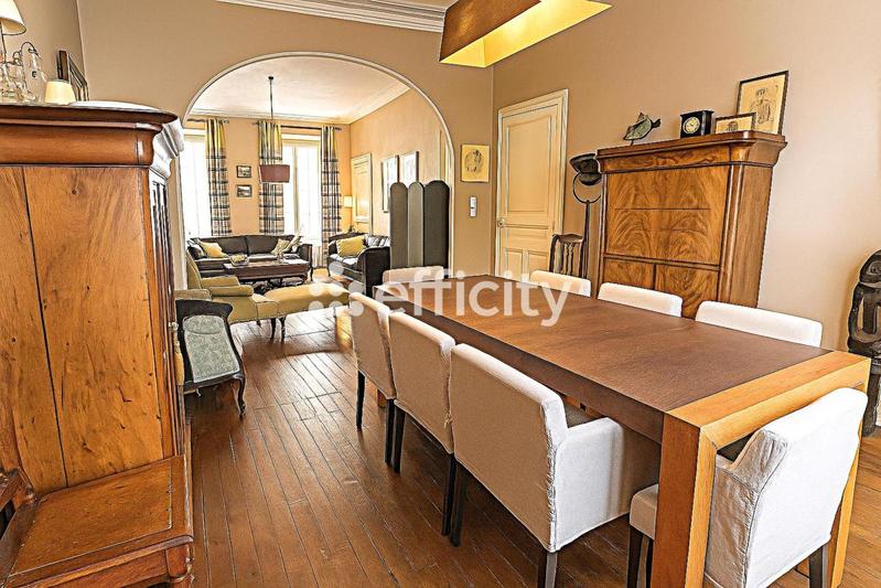 Maison - 304 m² - 9 pièces