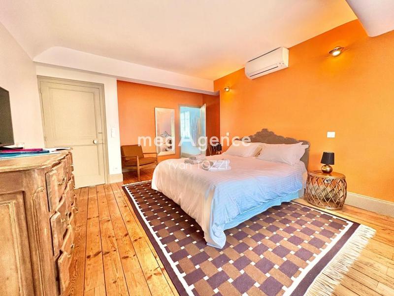 Maison - 279 m² - 12 pièces