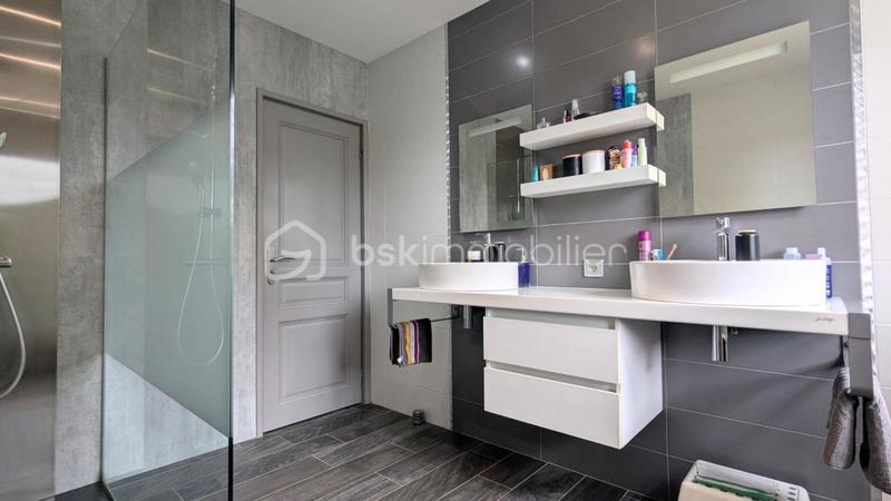 Maison - 220 m² - 8 pièces