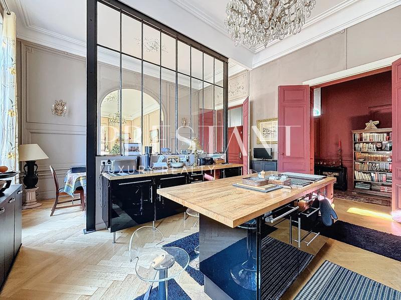 Appartement - 231 m² - 6 pièces