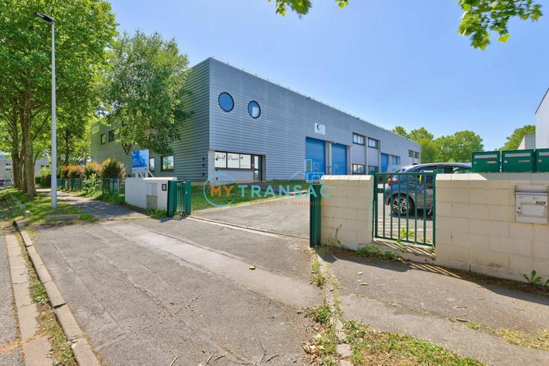 Local d'activité / Entrepôt - 827 m²