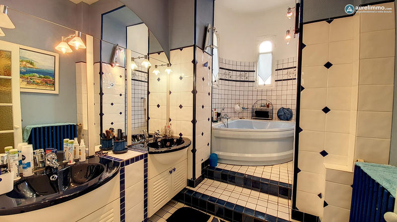 Maison - 285 m² - 9 pièces