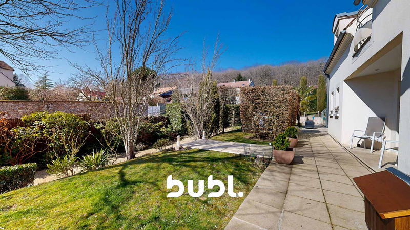 Maison - 302 m² - 12 pièces