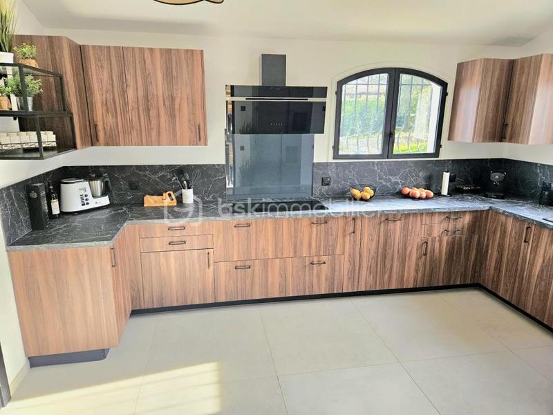 Propriété - 208 m² - 6 pièces