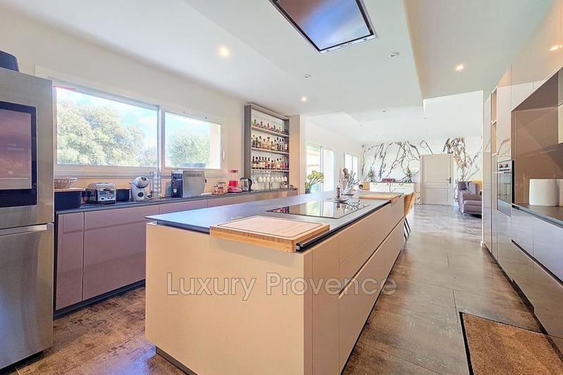 Propriété - 360 m² - 10 pièces