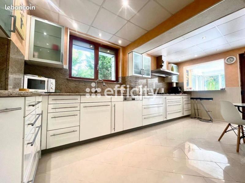 Maison - 235 m² - 8 pièces