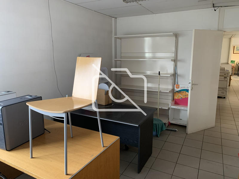 Entrepôt - 1 220 m²