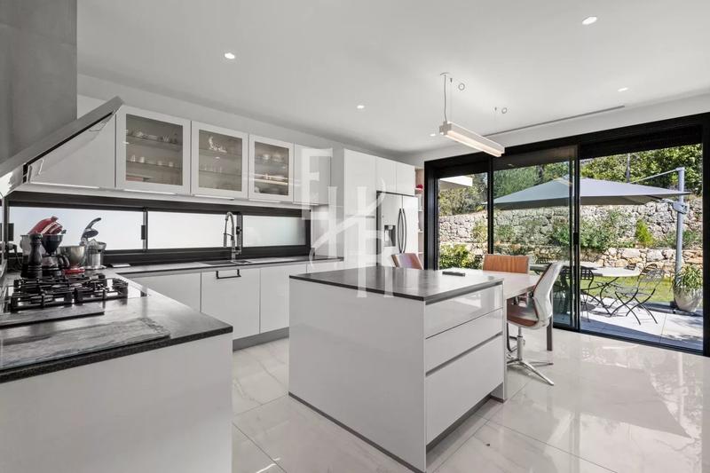 Maison - 470 m² - 7 pièces