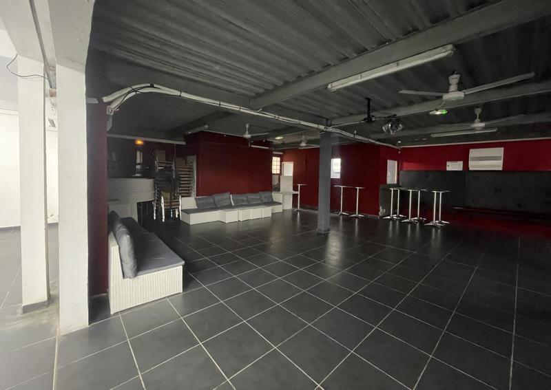 Local commercial - 677 m²