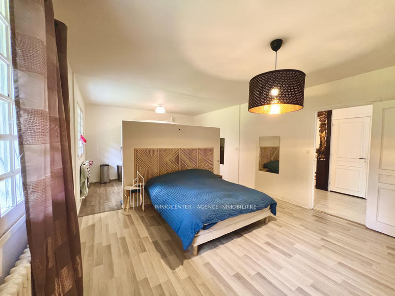 Propriété - 242 m² - 6 pièces