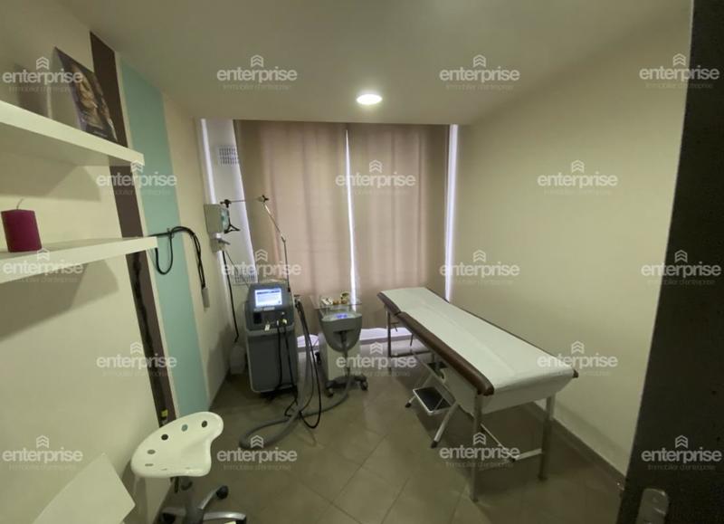 Local commercial - 350 m² - 27 pièces