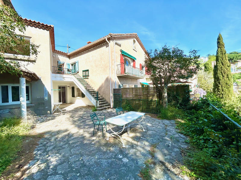 Maison - 234 m² - 9 pièces