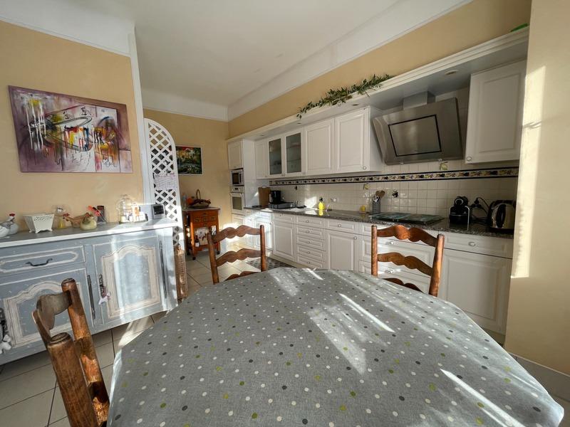 Maison - 225 m² - 9 pièces