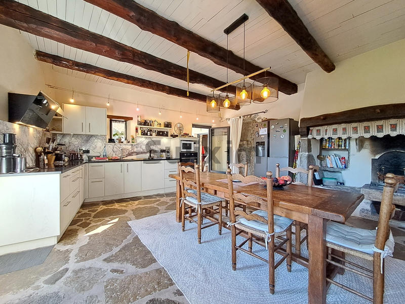 Maison - 228 m² - 5 pièces