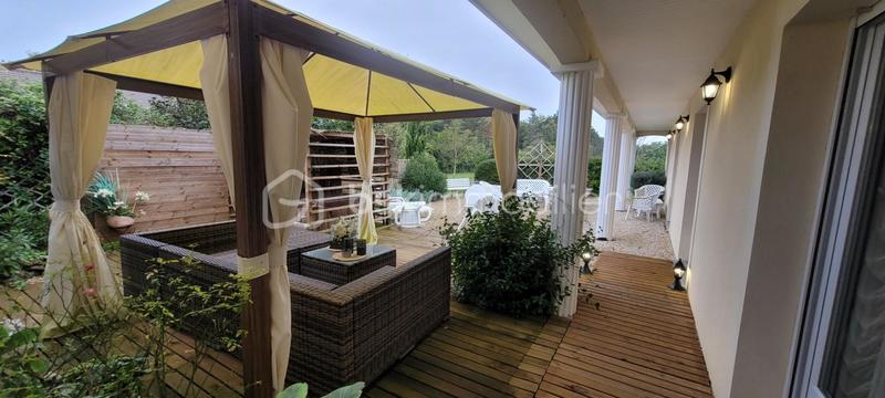 Maison - 230 m² - 8 pièces