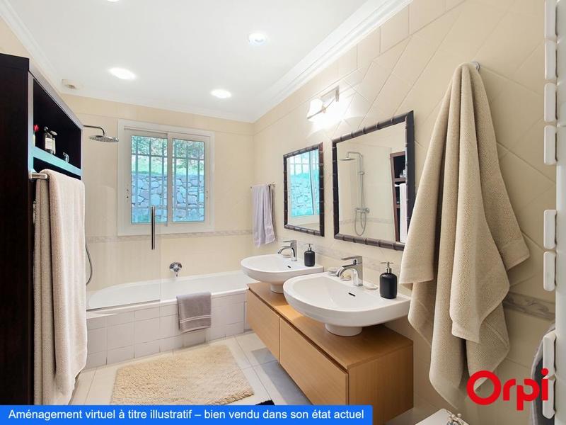 Maison - 222 m² - 8 pièces