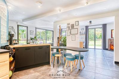 Maison - 250 m² - 8 pièces