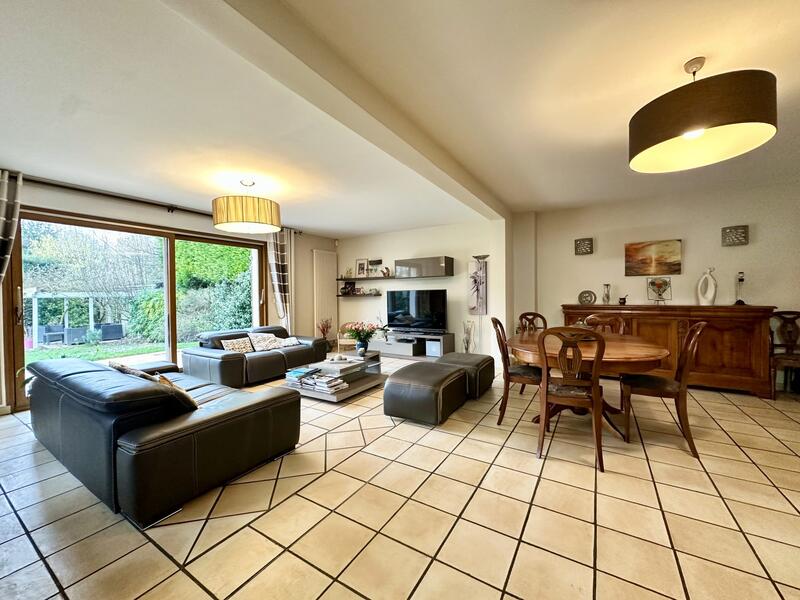 Maison - 201 m² - 8 pièces