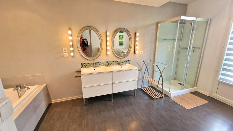 Maison - 240 m² - 7 pièces