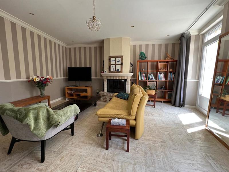 Maison - 208 m² - 8 pièces