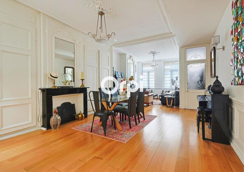 Maison - 230 m² - 7 pièces